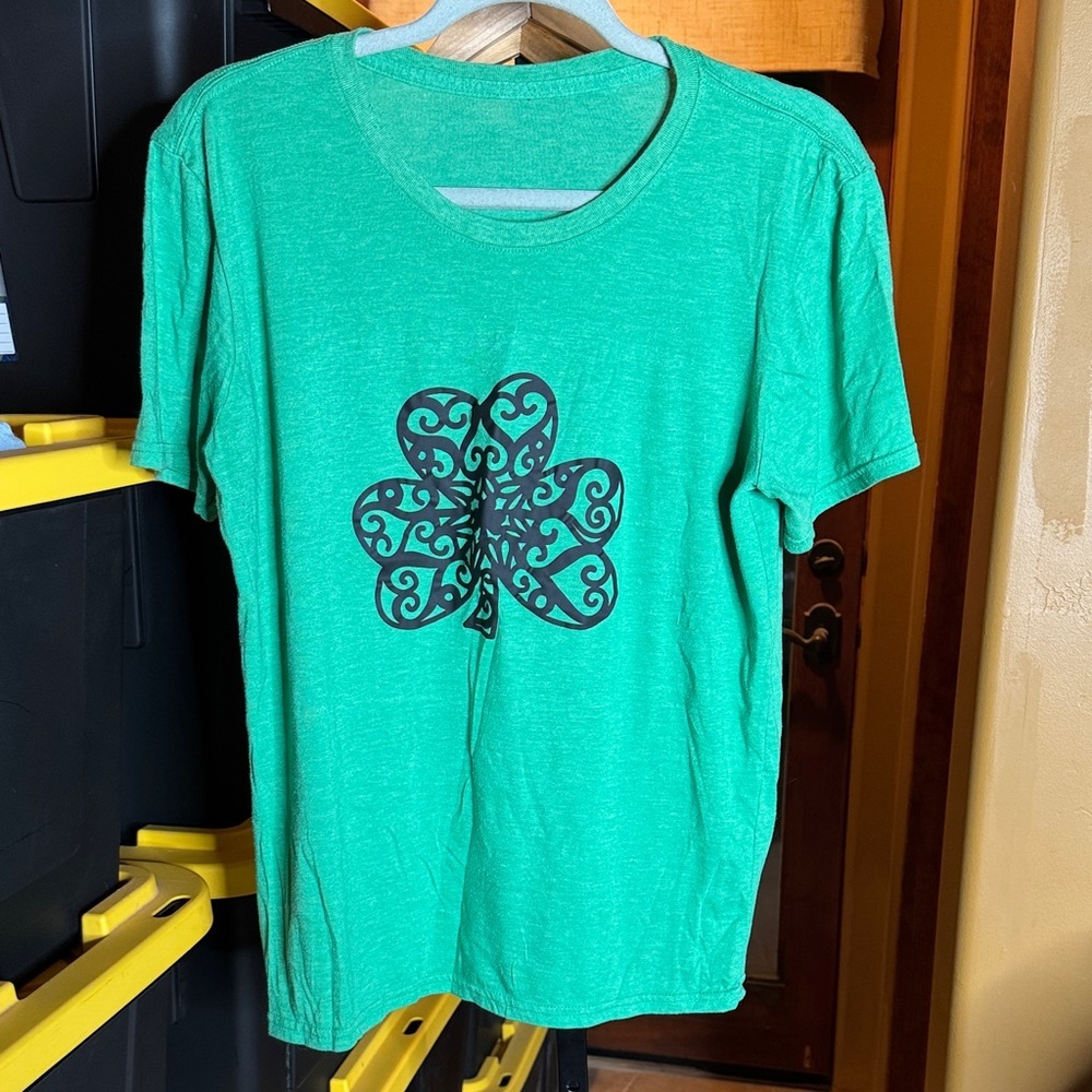 Green T-Shirt with Black Clover Design St Patrick’s Day Ireland Size Medium
